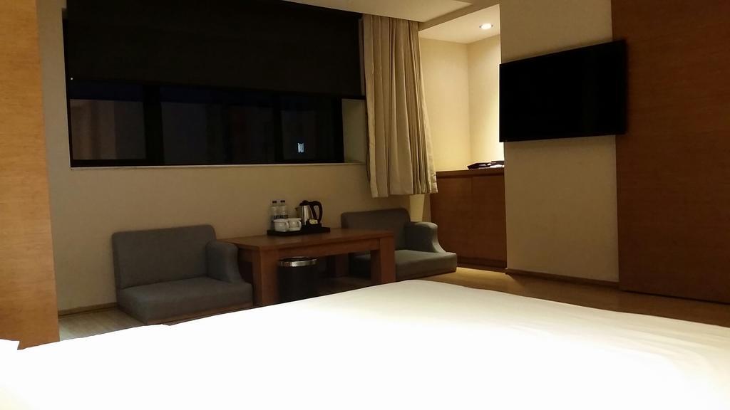 Ji Hotel Wuhan Guanggu Plaza Exteriör bild