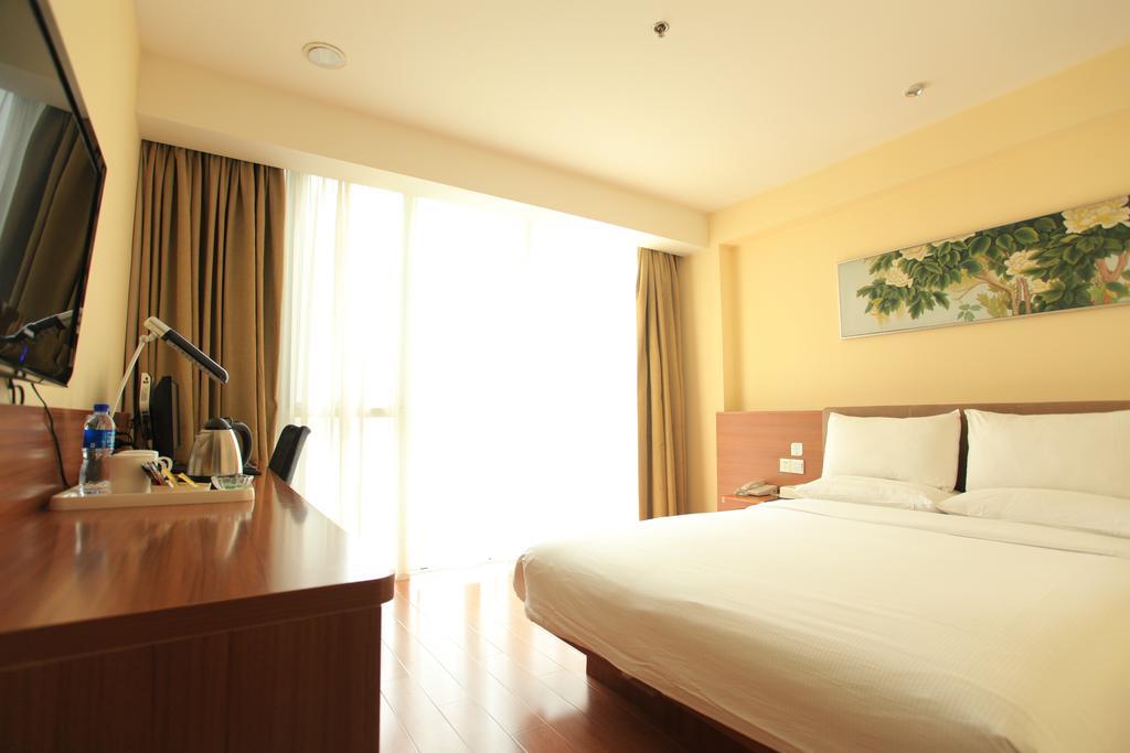 Ji Hotel Wuhan Guanggu Plaza Exteriör bild
