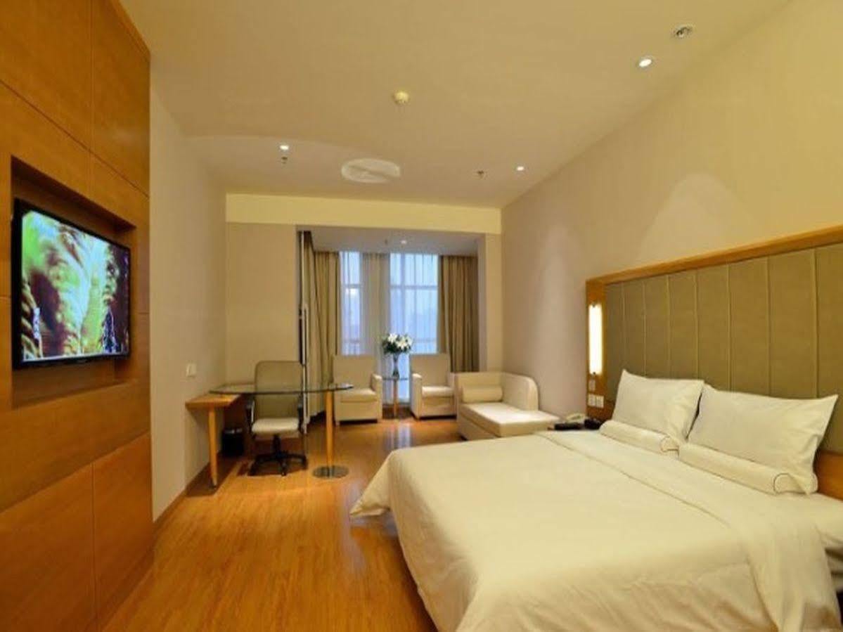 Ji Hotel Wuhan Guanggu Plaza Exteriör bild